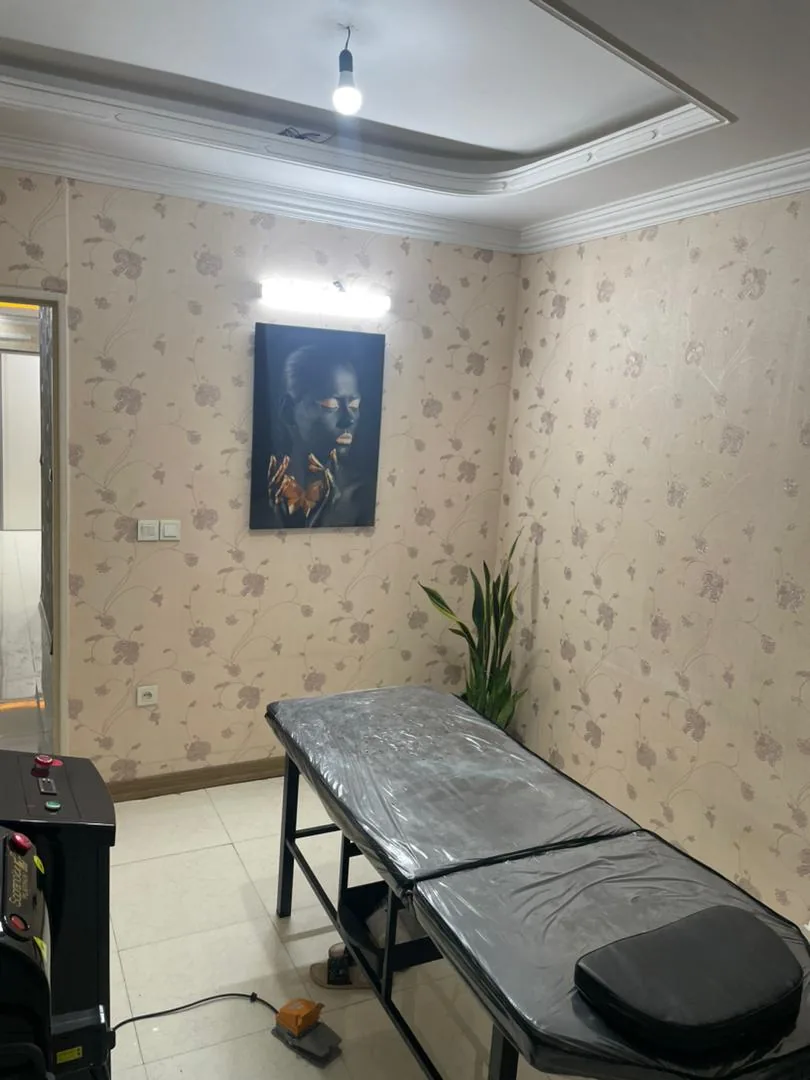 اتاق درمان با میز ماساژ و دیوارپوش طرح دار