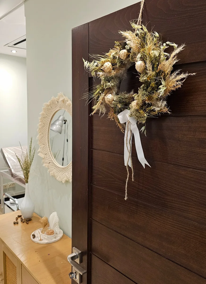 نمای داخلی با در چوبی و آینه تزئینی