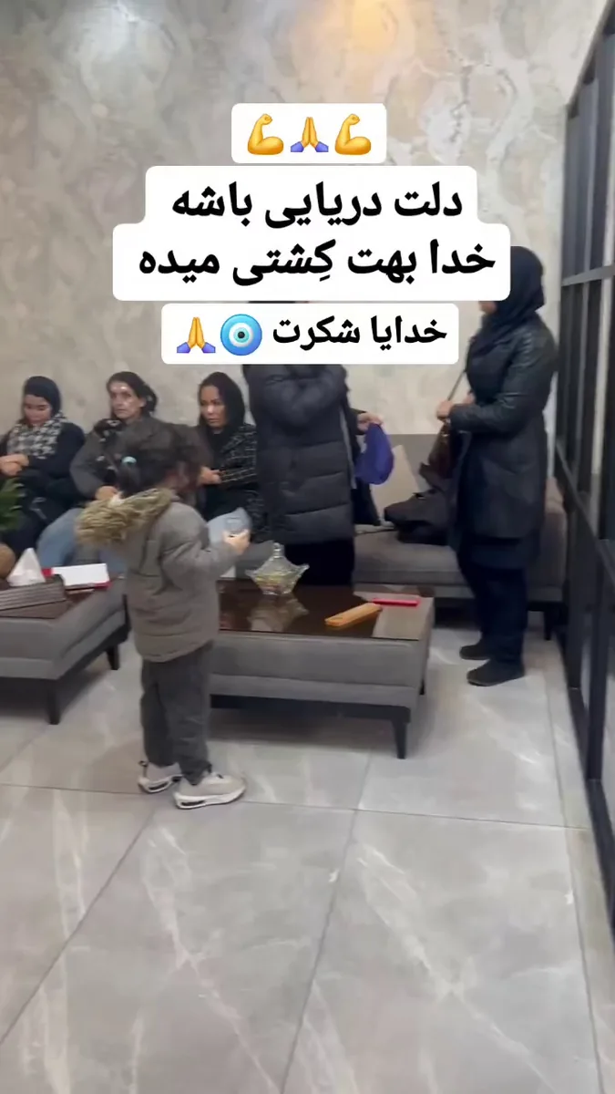 فضای داخلی با صندلی ها و میز پذیرایی